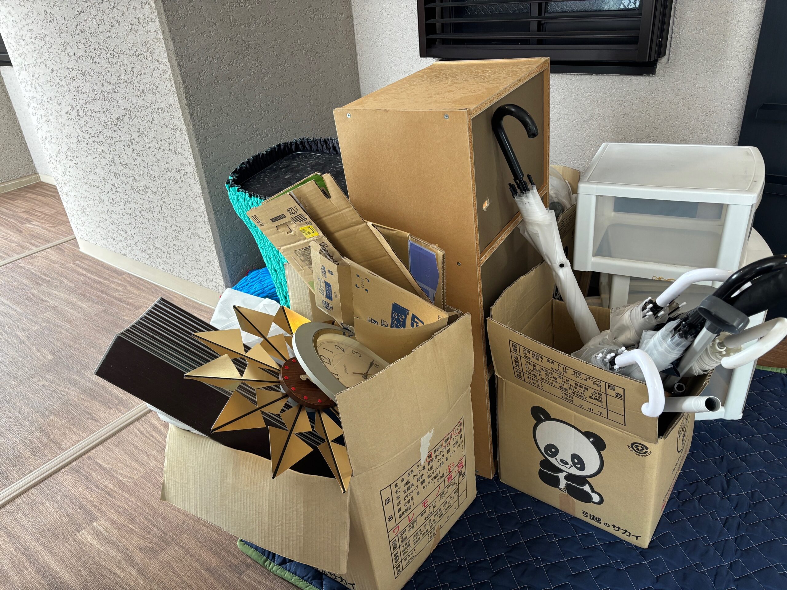 【明石市本町Ｎ様】不用品（収納ボックス・傘・掛け時計など）回収の回収事例