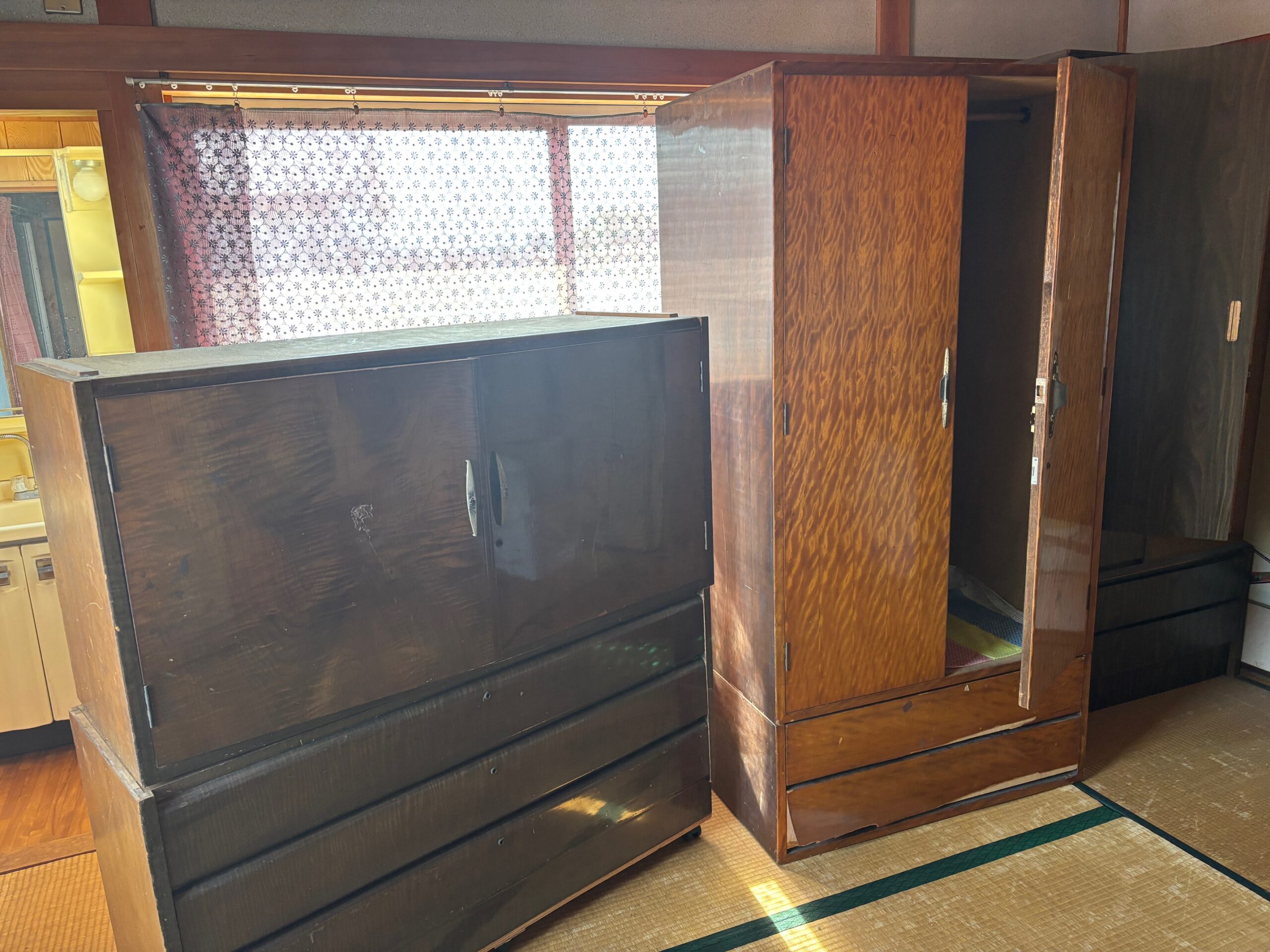 【明石市二見町Ｏ様】不用品（和ダンス・机・食器棚など）回収の回収事例