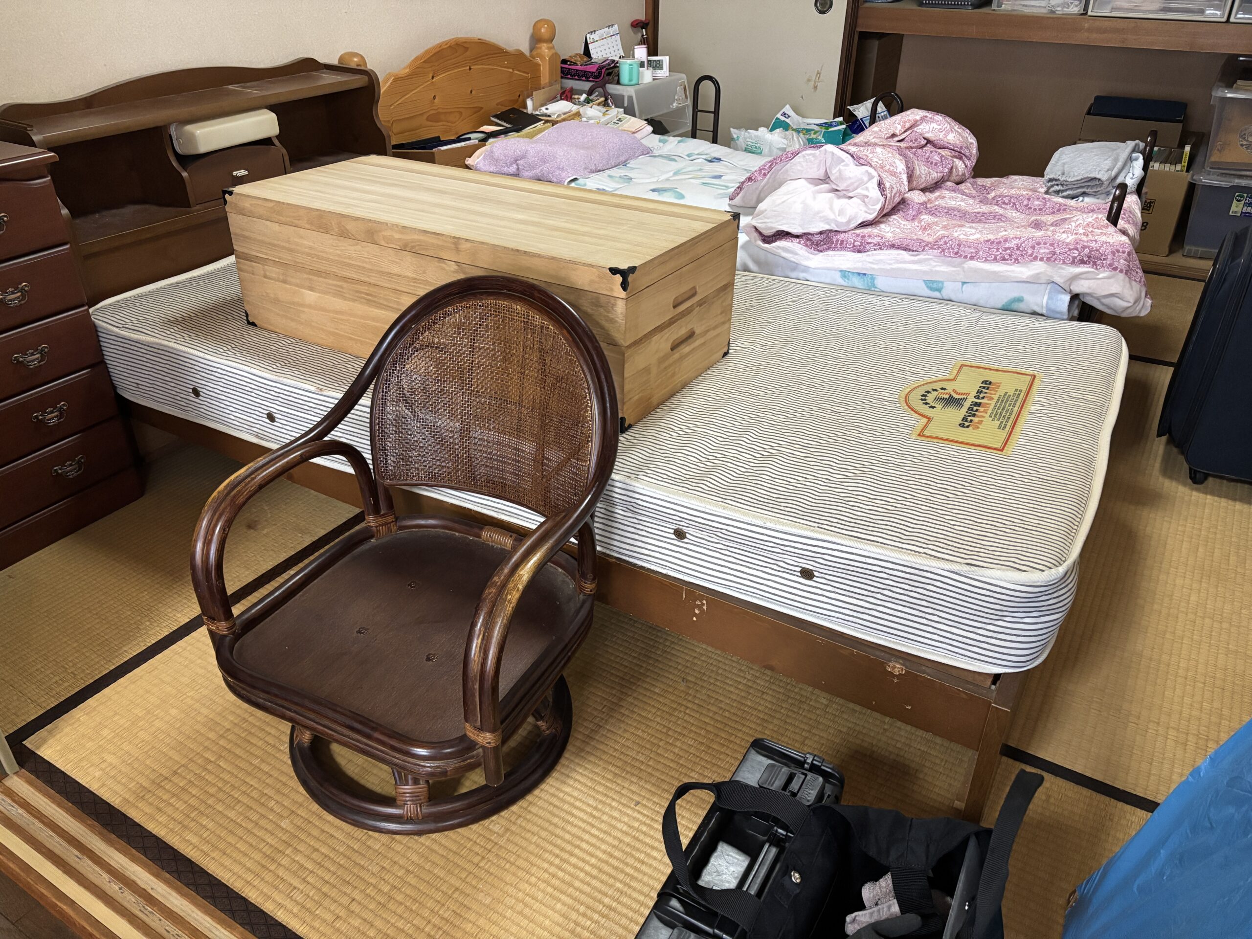 【明石市二見町Ｎ様】不用品（ベッド・籐椅子・木箱）回収の回収事例