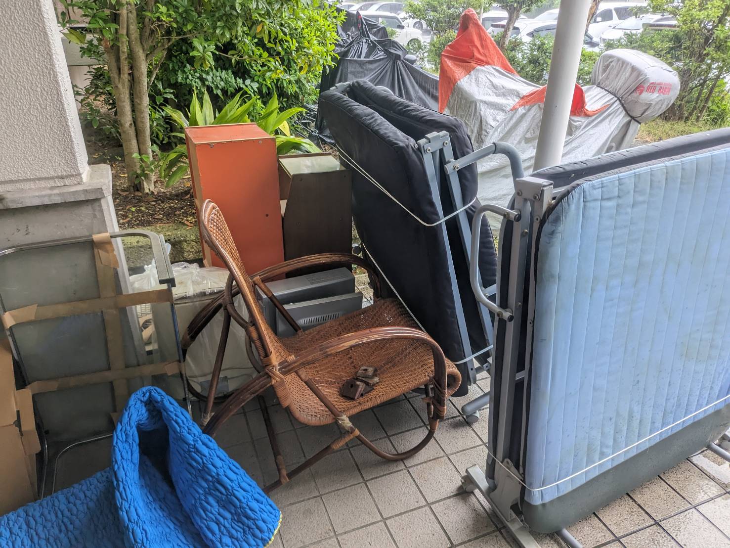 【明石市大久保町 Ｏ様】不用品（折りたたみベッド、ガラステーブル、籐椅子など）回収の回収事例