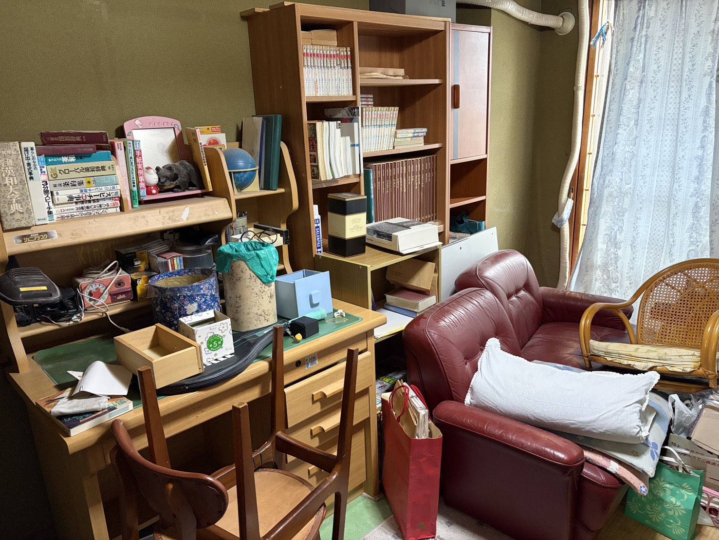 【明石市西明石西町Ｉ様】不用品（机・本棚など）回収の回収事例